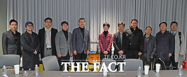 이의춘 한국인터넷신문협회장(왼쪽에서 다섯번째부터)과 황유지 Daum 대표가 면담을 마치고 기념찰영을 하고 있다. /성남=서예원 기자