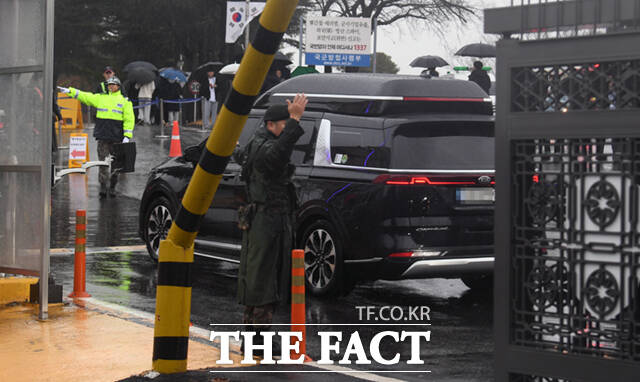 방탄소년단(BTS) 멤버들이 탄 차량이 11일 오후 충남 논산시 육군훈련소 입영 심사대로 들어가고 있다. /논산=이새롬 기자