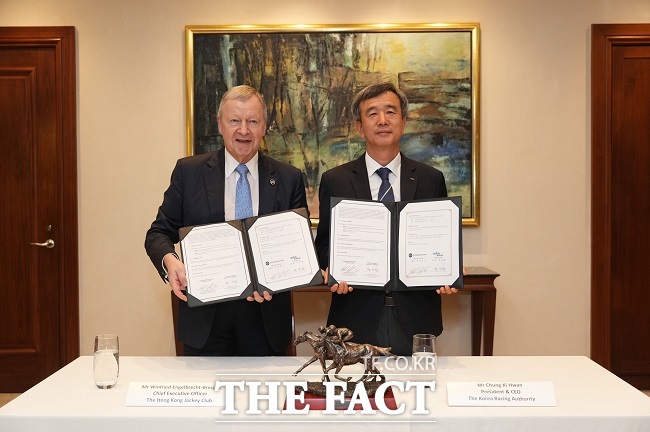 정기환 한국마사회 회장과 윈프리드 홍콩자키클럽 CEO가 협약식을 갖고 있다. /한국마사회 제공