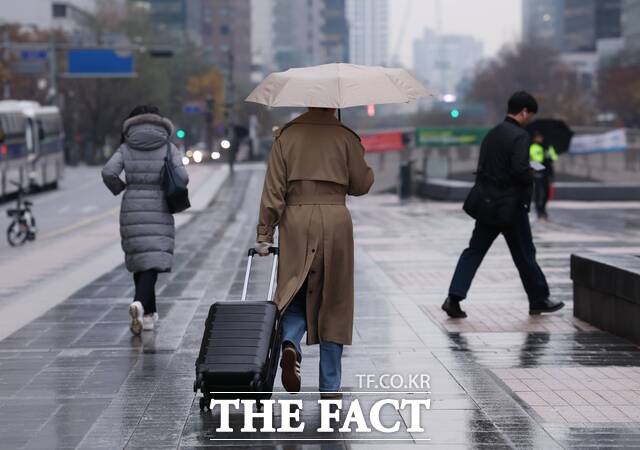 전국 대다수 지역에서 비가 내린 지난달 27일 서울 광화문 사거리에서 직장인들이 출근하고 있다. /뉴시스