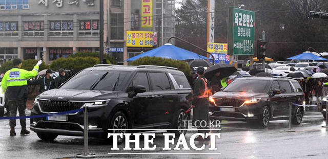 방탄소년단(BTS) RM과 뷔가 탄 차량이 11일 오후 충남 논산시 육군훈련소 입영심사대로 들어가고 있다. /논산=이새롬 기자