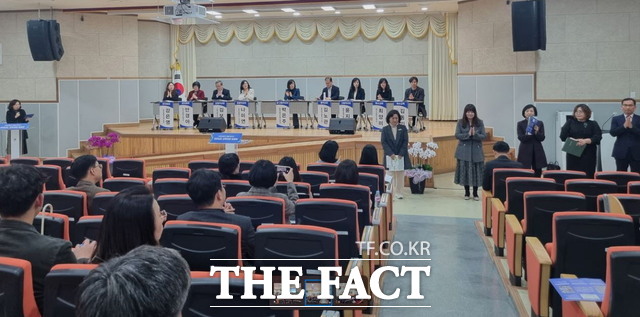 전남도교육청은 공청회를 열고 내년 학급별 ‘전남교육과정’의 순차 적용에 대한 운영방안을 논의했다. 전남교육청은 교육과정 도입 시기에 맞춰 유치원·초등학교·특수교육은 내년 3월부터 적용할 방침이다./무안=홍정열 기자