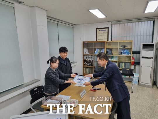 황현선 전 문재인대통령비서실 선임행정관이 12일 전주시병 민주당 예비후보자 등록 신청을 하고 있다.