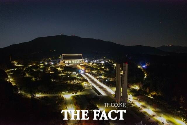 충남 천안시가 ‘독립기념관 단풍나무숲길 야간명소 조성’이 올해 시민이 뽑은 10대 뉴스 1위에 선정됐다고 12일 밝혔다. 독립기념관 야관개장 모습. / 천안시