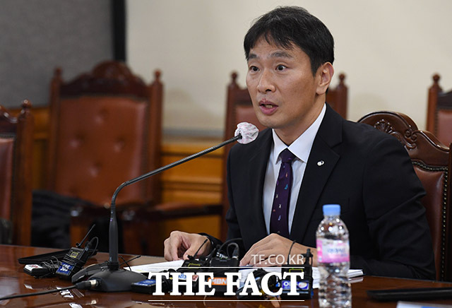 이복현 금융감독원장은 서울 중구 은행회관에서 은행지주의 이사회 의장들과 정례 간담회를 갖고 강력한 내부통제 노력을 당부했다. 사진은 지난달 20일 이복현 금융감독원장이 서울 중구 은행연합회에서 열린 금융지주회장 간담회에서 모두발언을 하고 있다. /남용희 기자