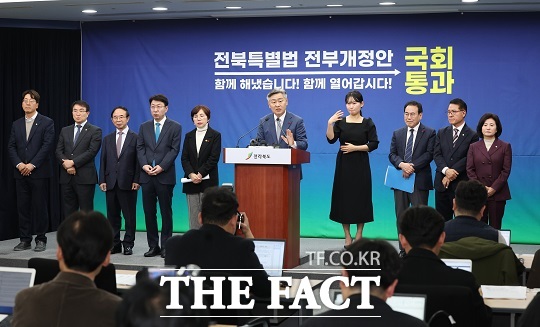 12일 전북도청 기자회견장에서 김관영 도지사를 비롯해 한병도 더불어민주당 전북도당 위원장과 국민의힘 정운천 의원, 김성주 의원, 양경숙 의원, 강성희 의원, 국주영은 도의장, 서거석 전북도교육감, 심민 전북 시장군수협의회장(임실군수), 우범기 전주시장 등이 참석한 가운데 전북특별법 전부개정안 국회 본회의 통과에 대한 브리핑을 가지며 도민들에게 감사 인사를 하고 있다./전북도청 제공