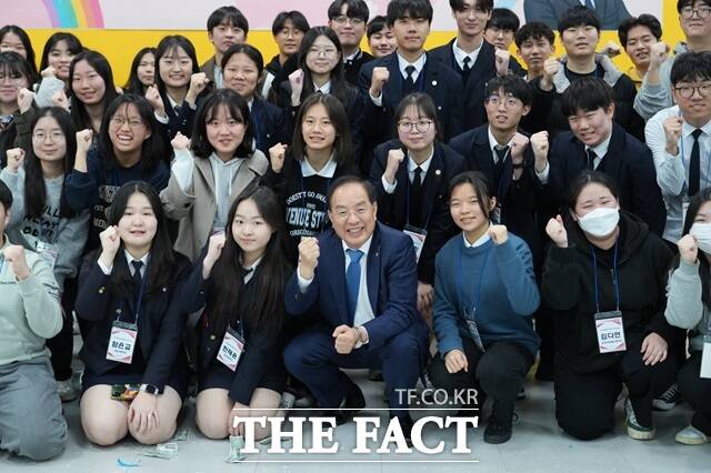 부산교육청 하윤수 교육감이 학생들과 직접 대면해 소통하는 시간을 갖고 있다./부산교육청