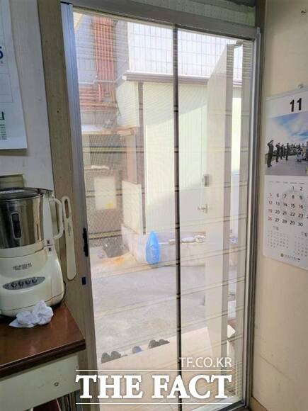 서울 영등포구(구청장 최호권)는 12월까지 주거 취약계층 10가구의 집수리를 완료한다. 취약계층의 집에 방충망을 설치한 모습. /영등포구