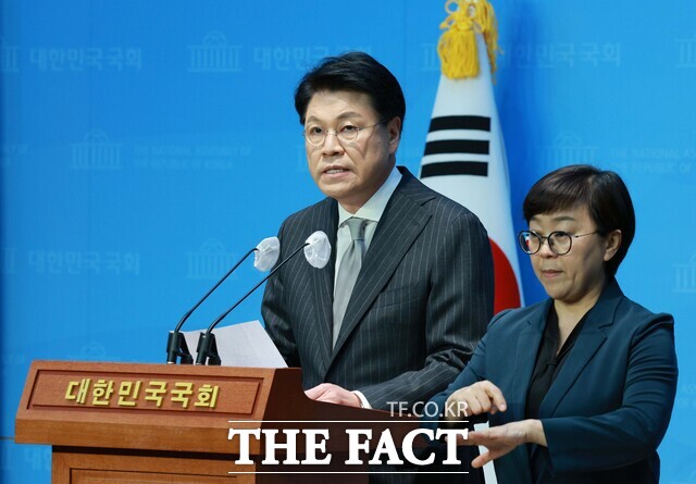 [서울=뉴시스] 고범준 기자 = 장제원 국민의힘 의원이 12일 오전 서울 여의도 국회 소통관에서 총선 불출마 관련 기자회견을 하고 있다. 2023.12.12. bjko@newsis.com