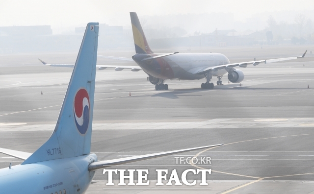 서울 강서구 김포국제공항 주기장에 대한항공과 아시아나 여객기가 세워져 있다. /이동률 기자