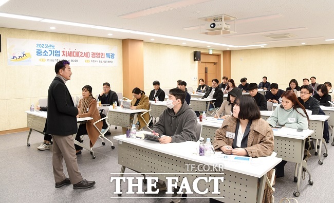 김동근 의정부시장이 중소기업 차세대 최고경영자 양성과정 수강생들을 상대로 특강을 하고 있다. /의정부시 제공