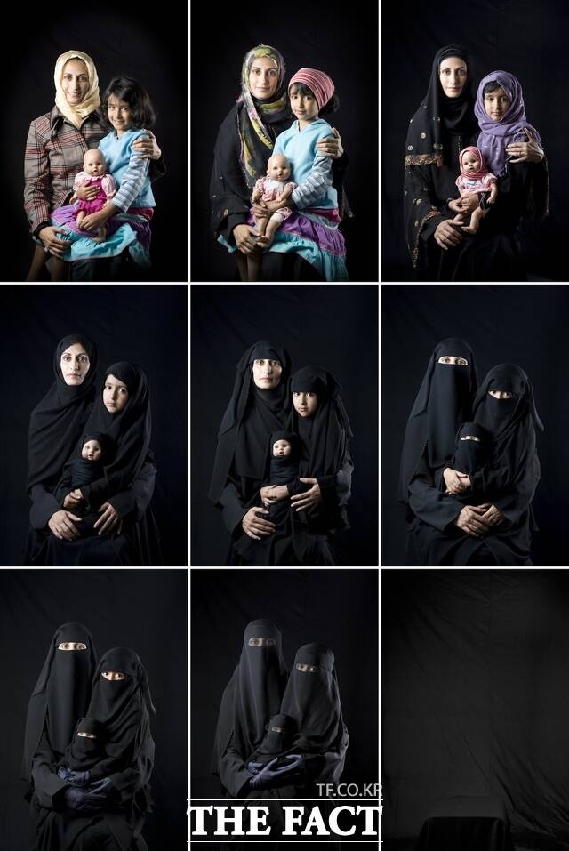 국립아시아문화전당 아시아문화박물관 기획전시실2에서 대한민국 최초로 히잡에 관한 전시회를 열린다. 착용하는 것만으로 무슬림의 정체성을 갖는 히잡은 경계와 배타의 대상이 되기도 한다. 사진은 예멘출신 사진작가 부슈와 알무타와겔의 엄마, 딸, 인형/ACC