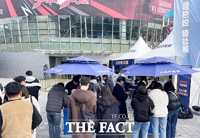 지난 11월 26일 수원KT-서울삼성전이 열린 수원KT아레나 일대에서 진행한 현장 행사에 많은 일반인들이 참여하고 있다./스포츠토토코리아