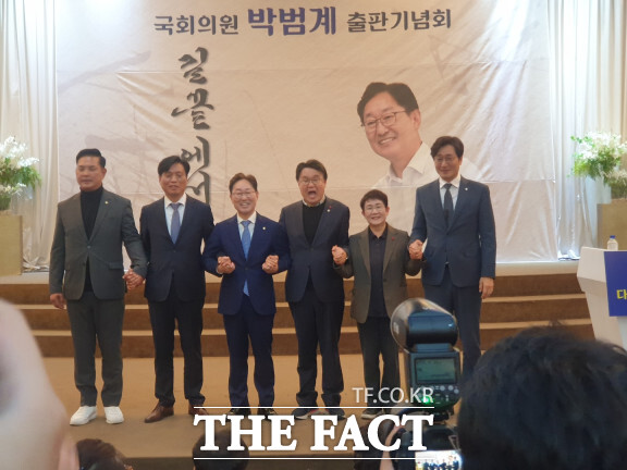 왼쪽부터 박영순 의원, 조승래 의원, 박범계 의원, 황운하 의원, 박정현 최고의원, 장철민 의원 / 대전=최영규 기자