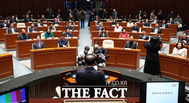 윤재옥 국민의힘 당 대표 권한대행 겸 원내대표가 15일 오전 서울 여의도 국회에서 열린 비상의원총회에서 발언을 하고 있다. /뉴시스