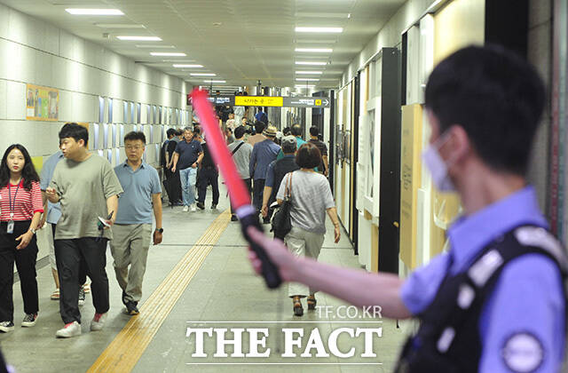 15일 서울 지하철 8호선 복정역에서 이산화탄소가 방출돼 작업 중이던 근로자 5명이 부상을 입었다. 사진은 기사 내용과 무관. /장윤석 인턴기자