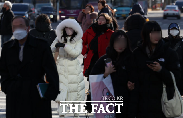 급격히 추워진 날씨를 보인 16일 서울 광화문 사거리에서 옷을 두텁게 입은 시민들이 발걸음을 재촉하고 있다./뉴시스