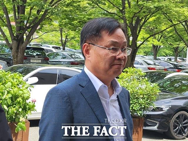공직선거법 위반 혐의를 받고 있는 홍남표 창원시장이 창원지법 재판정에 출석하고 있다./창원=강보금 기자