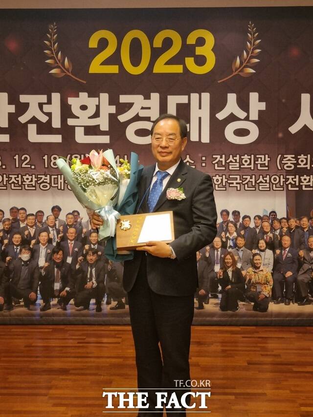 하윤수 교육감이 18일 한국건설안전환경실천연합이 주최한 2023 건설안전환경대상 교육부문 교육대상을 수상했다./부산교육청