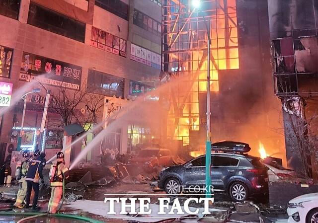 17일 오후 인천시 남동구 논현동 한 호텔에서 불이 나 소방당국이 진화작업을 벌이고 있다. /인천소방본부