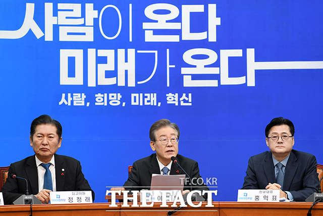 이재명 더불어민주당 대표(가운데)가 18일 오전 서울 여의도 국회에서 열린 최고위원회의에서 발언을 하고 있다. /국회=남용희 기자