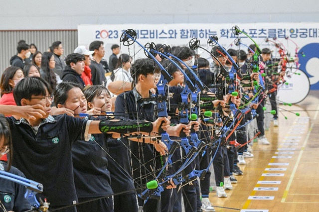 현대모비스는 지난 16일 충남 천안에 위치한 남서울대학교에서 10개 학교, 200여 명이 참가한 가운데 학교스포츠클럽 양궁대회를 개최했다. 사진은 대회에 참가한 학생들이 힘차게 활시위를 당기는 모습. /현대모비스