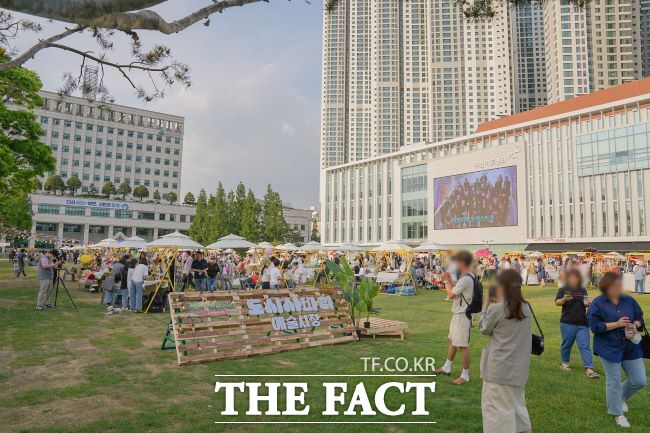 지난 5월 부천시청 앞 잔디광장에서 열린 도시 사파리 예술시장’ 모습./부천시
