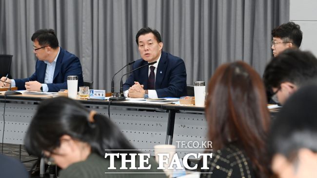 이재준(왼쪽에서 두번째) 수원시장이 19일 시청에서 열린 내년 업무보고회에서 발언하고 있다./수원시