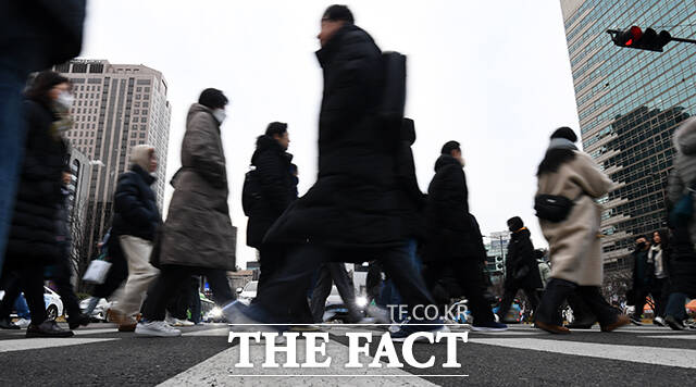 아침 기온이 영하 10도 이하를 기록한 19일 오전 서울 종로구 광화문광장 일대의 시민들이 몸을 웅크린 채 출근길을 재촉하고 있다./서예원 기자