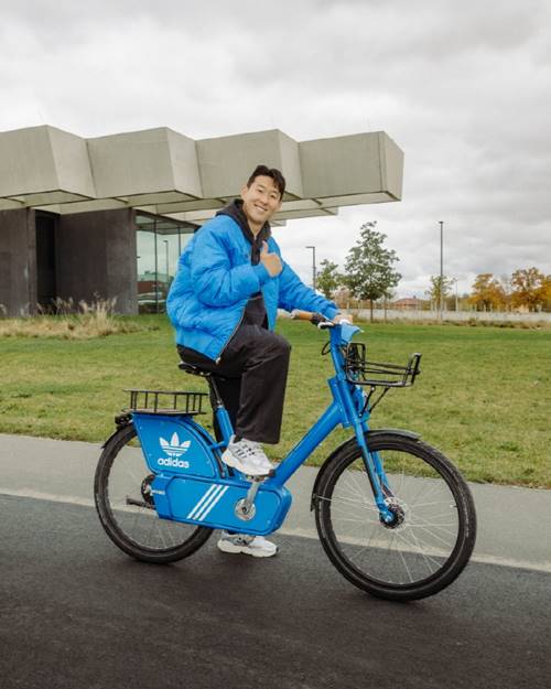 독일 헤르초게나우라흐 아디다스 본사에서 축구선수 손흥민이 자전거를 타고 포즈를 취하고 있다. /아디다스