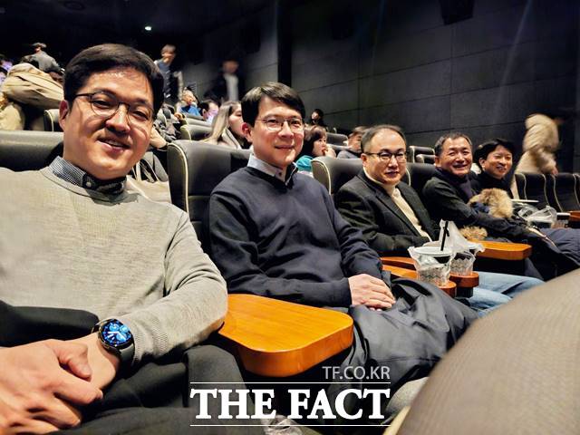 이원석 검찰총장(왼쪽 세번째)이 17일 대검찰청 연구관 등과 영화 서울의 봄을 관람하고 있다./대검 제공