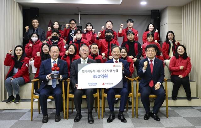 정의선 현대자동차그룹 회장(왼쪽)이 김병준 사회복지공동모금회 회장을 비롯한 임직원들과 성금 전달식을 갖고 기념 촬영을 하고 있다. /현대자동차그룹