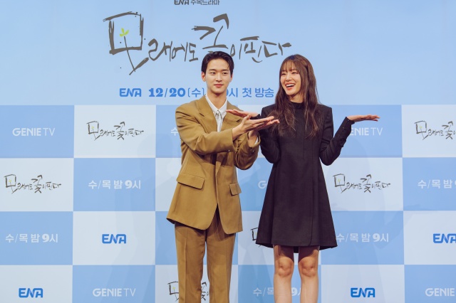 배우 장동윤(왼쪽)과 이주명이 ENA 새 수목드라마 모래에도 꽃이 핀다 주연으로 활약한다. /ENA