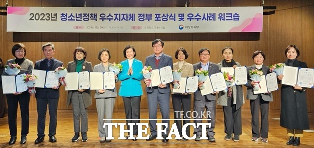 세종시가 20일 서울 은행회관 국제회의실에서 열린 ‘2023년 청소년정책 우수지자체 정부포상 전수식’에서 여성가족부 장관 표창을 수상했다. 양완식 보건복지국장(가운데)이 수상 후 기념 촬영을 하고 있다. /세종시