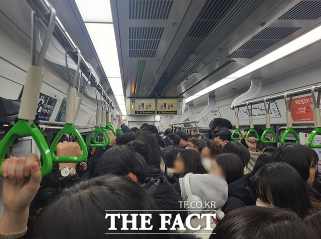 20일 밤새 내린 눈으로 시민들이 지하철에 몰리면서 출근길 혼잡이 빚어졌다. /김영봉 기자