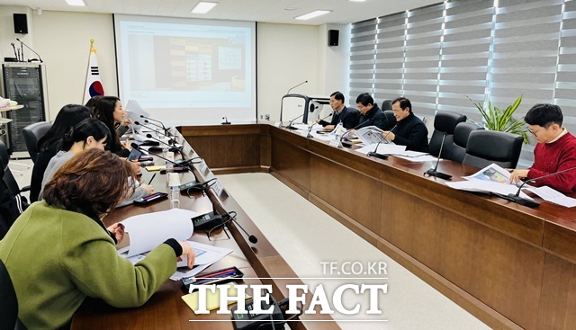 진주시는 20일 농업기술센터 소회의실에서 농특산물 홍보관 전시설계 및 전시물 제작‧설치 착수보고회’를 갖고 있다./진주시