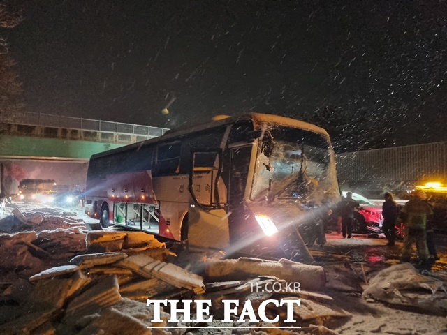 충남 서해안고속도로에서 연쇄 추돌사고가 발생해 1명이 숨지고 10여 명이 다쳤다. / 당진소방서