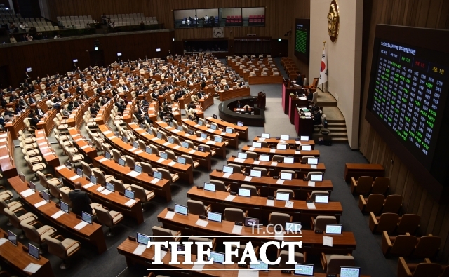국회는 21일 본회의를 열고 656조6000억 원(총지출 기준) 규모의 내년도 예산안을 의결했다. /이새롬 기자
