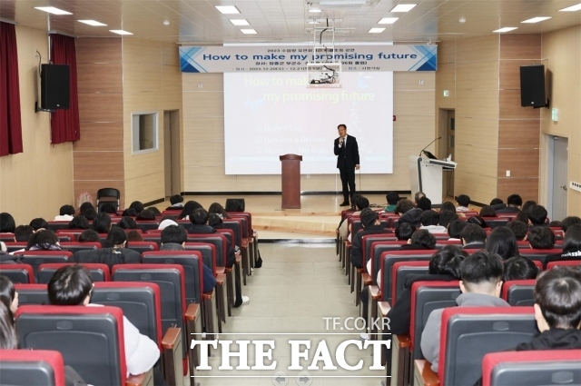 장흥군은 20일 조석훈 장흥군 부군수가 장흥고등학교 시청각실에서 모교 후배들과 ‘전도유망한 미래를 만드는 방법’이란 주제로 소통의 시간을 가졌다고 21일 밝혔다./장흥군