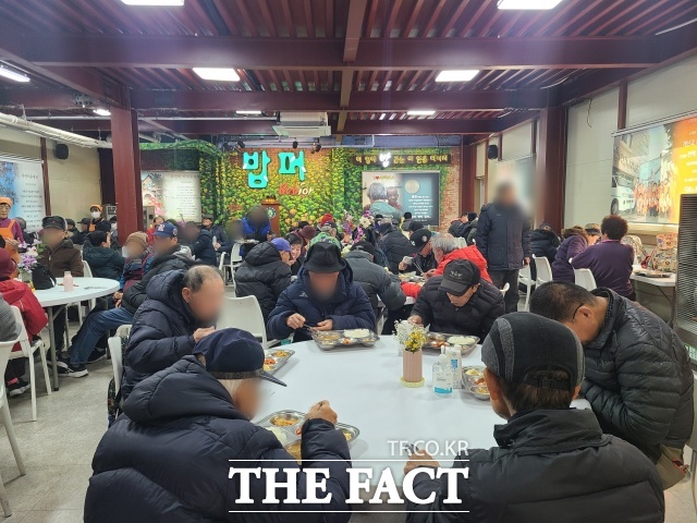 지난 20일 서울 동대문구 청량리역 인근 밥퍼나눔운동본부 무료급식소에서 점심을 먹고 있는 사람들 모습. /김영봉 기자