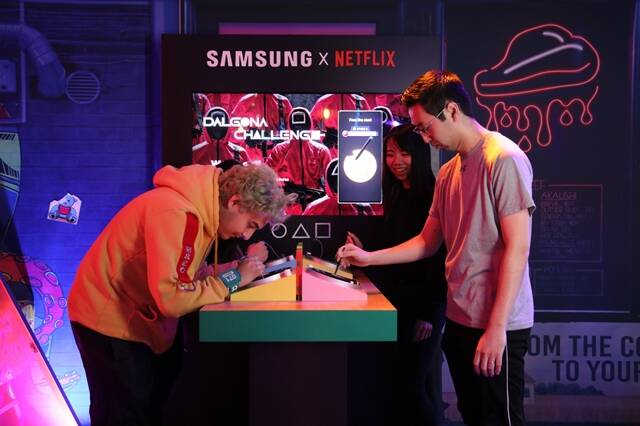 오징어게임: 더 트라이얼 참가자들이 삼성전자 갤럭시S23울트라의 S펜으로 디지털 달고나 게임을 즐기고 있다. /삼성전자