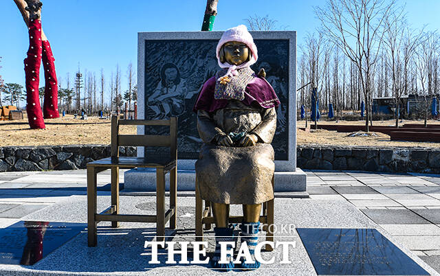 북극발 한파가 지속되고 있는 22일 오후 세종시 세종호수공원에 설치된 평화의 소녀상에 털모자와 목도리가 걸쳐져 있다. /세종=이동률 기자