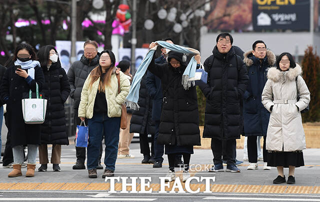 아침 기온이 -10도 내외까지 떨어진 이달 19일 오전 서울 종로구 광화문광장 일대의 시민들이 몸을 웅크린 채 출근길을 재촉하고 있다. /서예원 기자