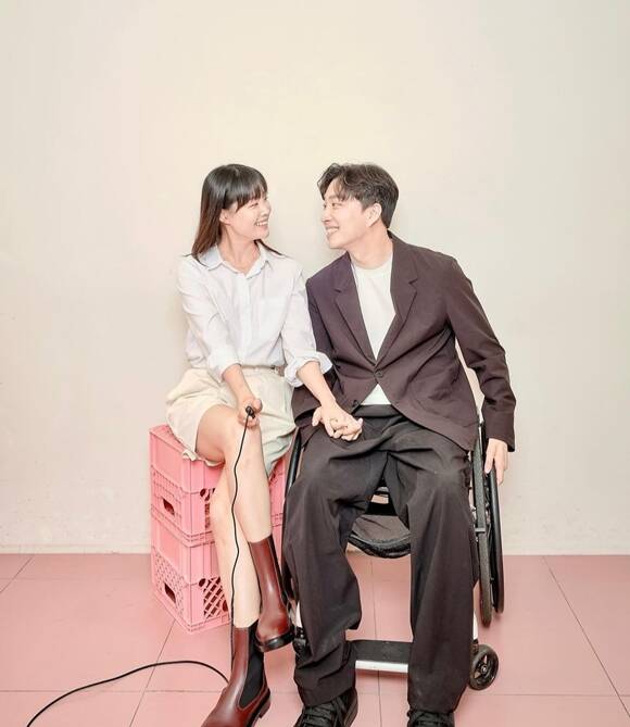 가수 겸 배우 송지은(왼쪽)과 유튜버 박위가 공개 열애를 시작했다. /SNS 캡처