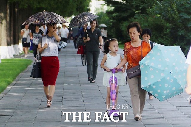 통계청은 20일 북한의 경제‧사회상에 대한 이해를 도울 수 있는 통계자료를 발표했다. 사진은 북한 평양 주민들이 지난 8월 려명 신도시 거리를 걷고 있는 모습. / AP.뉴시스
