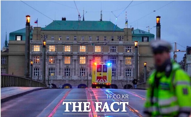 체코 경찰은 21일(현지시간) 프라하 시내에서 총격 사건이 발생해 다수가 사망하고 여러 명이 부상을 입었다고 밝혔다. 이날 프라하 시내에 있는 카렐대학 철학과 건물을 향해 구급차 한 대가 진입하는 모습. / AP.뉴시스