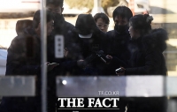  '경복궁 담벼락 낙서' 20대 구속…10대는 영장 기각