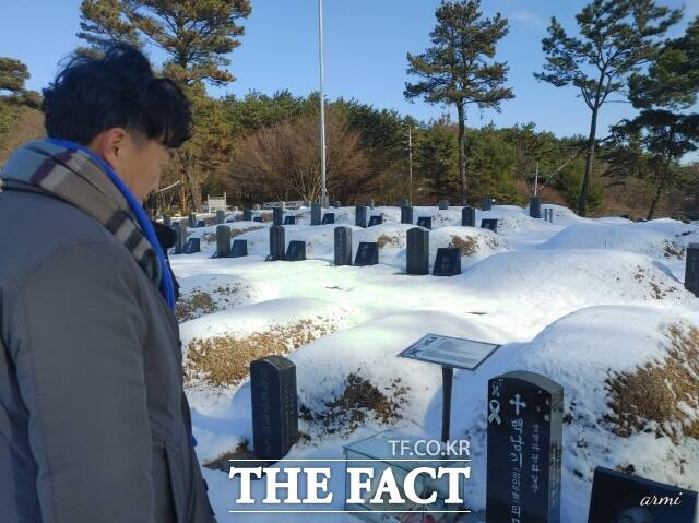 23일 5.18국립민주묘지 백남기 열사의 묘비 앞에서 묵념을 올리고 있는 류삼영 전 총경./광주=나윤상 기자