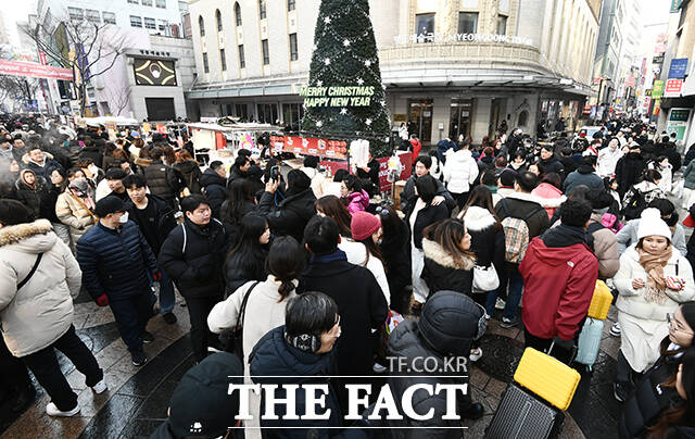 크리스마스 이브인 24일 오후 서울 중구 명동을 찾은 시민들이 거리를 걷고 있다. /박헌우 기자