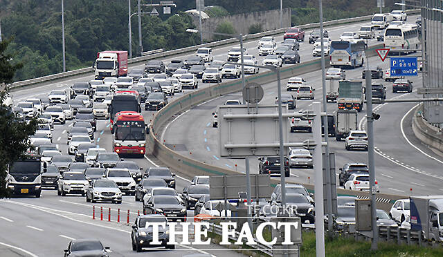 24일 전국 고속도로 총차량 대수는 400만 대로 예상된다. 위 사진은 해당 기사와 무관함 /더팩트 DB